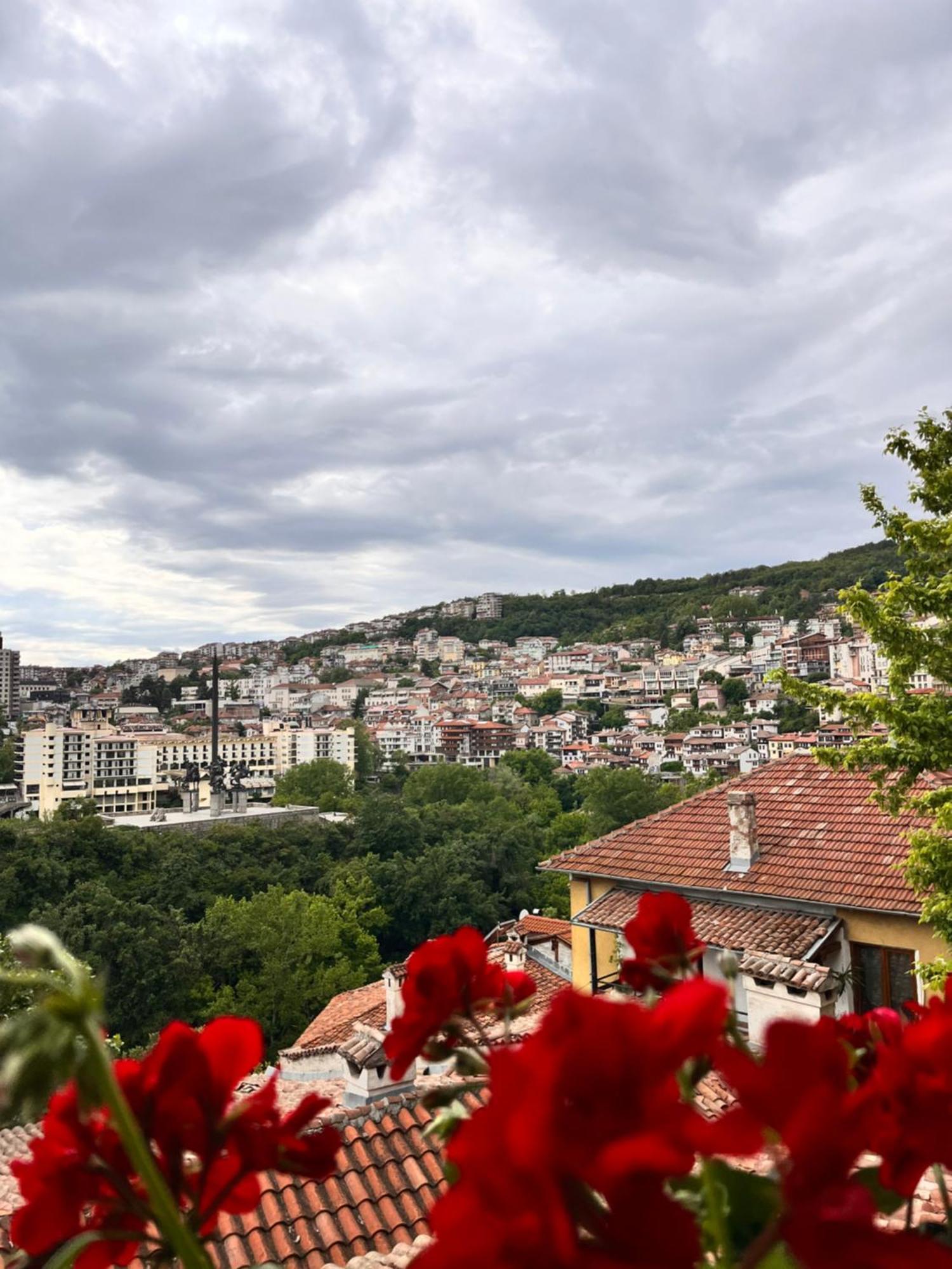 Paradise Apartment - Breathtaking View Veliko Tărnovo Esterno foto