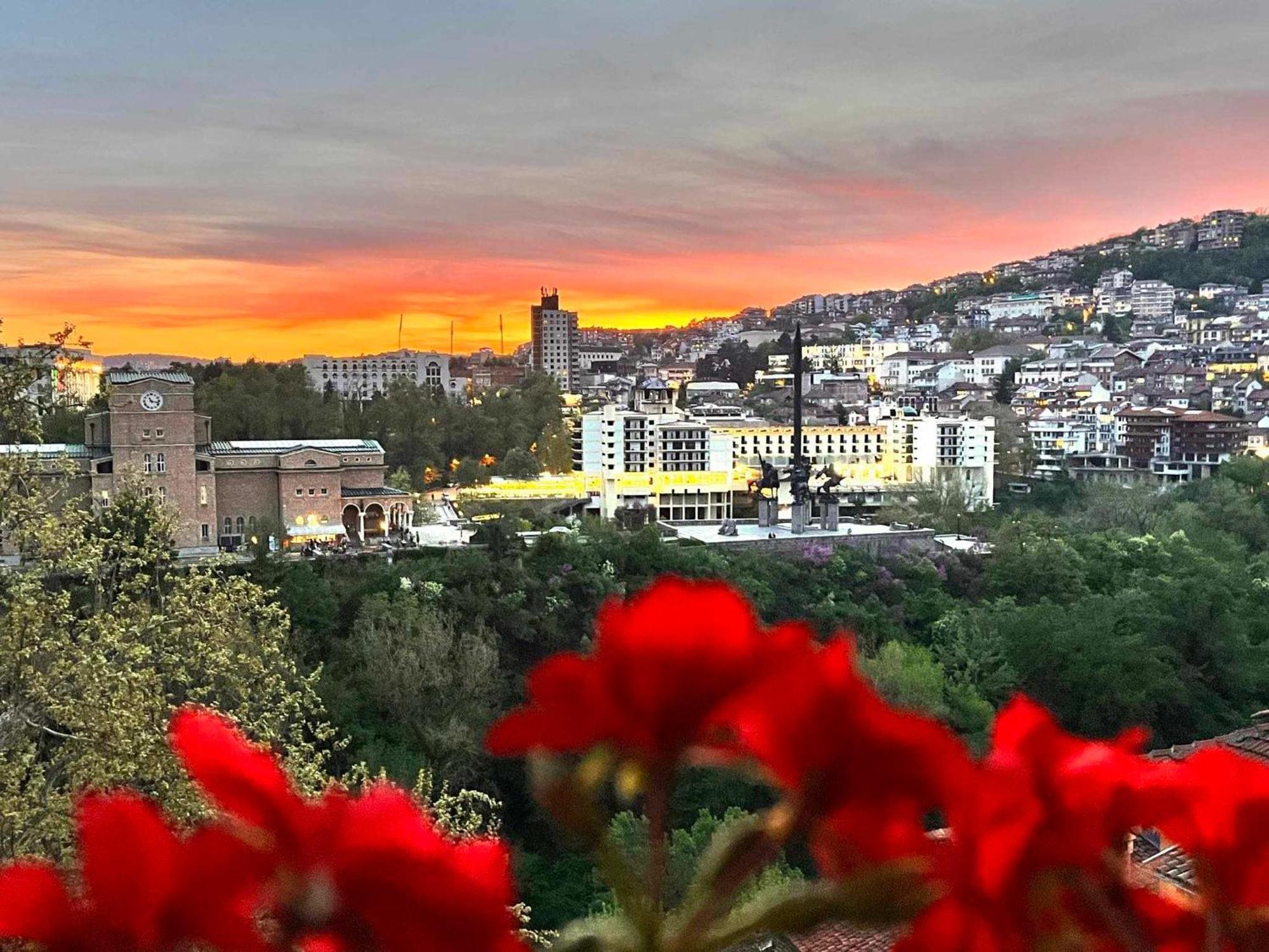 Paradise Apartment - Breathtaking View Veliko Tărnovo Esterno foto